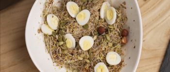 Салат с пряной ореховой смесью и микрозеленью