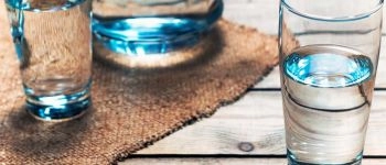 Какую воду выбрать для здоровья: бутилированную, фильтрованную или дистиллированную?