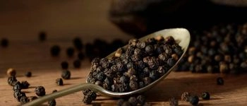 Чем опасны готовые специи и почему стоит молоть их дома