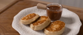 Творожно-банановые сырники с шоколадным соусом